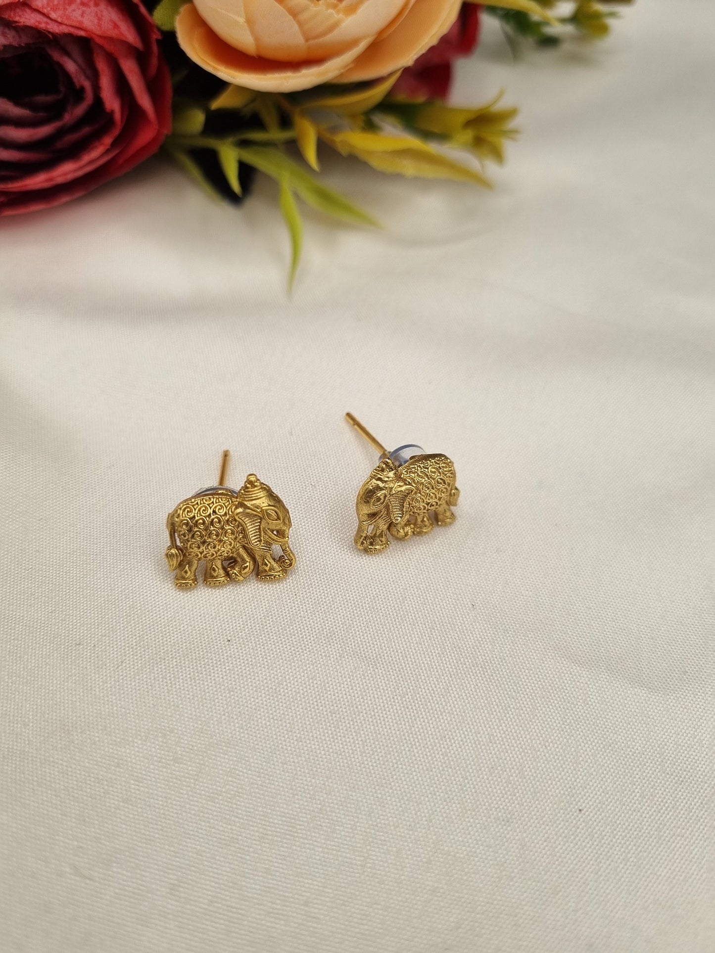 SUTHON STYLE ELEPHANT MOTIF CHARM NECKLACE SET