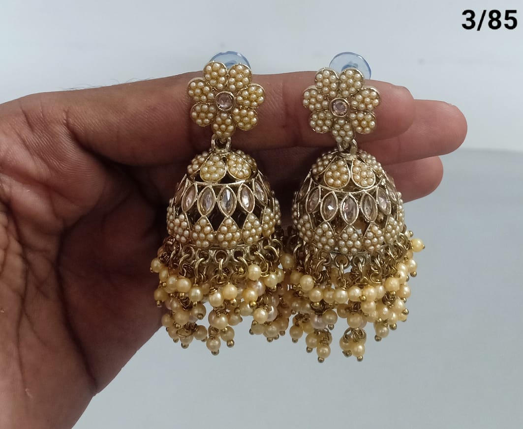 Traditional Jhumka Earrings with Kundan & Pearl Detailing – LucentEmarket
