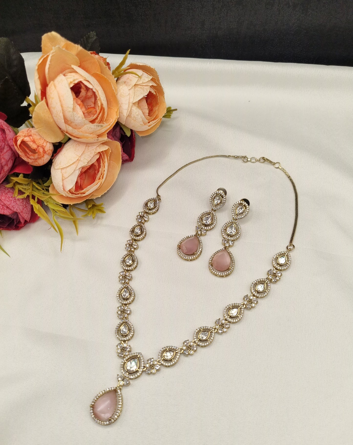Sleek Heritage Kundan Pendant and Earring Set