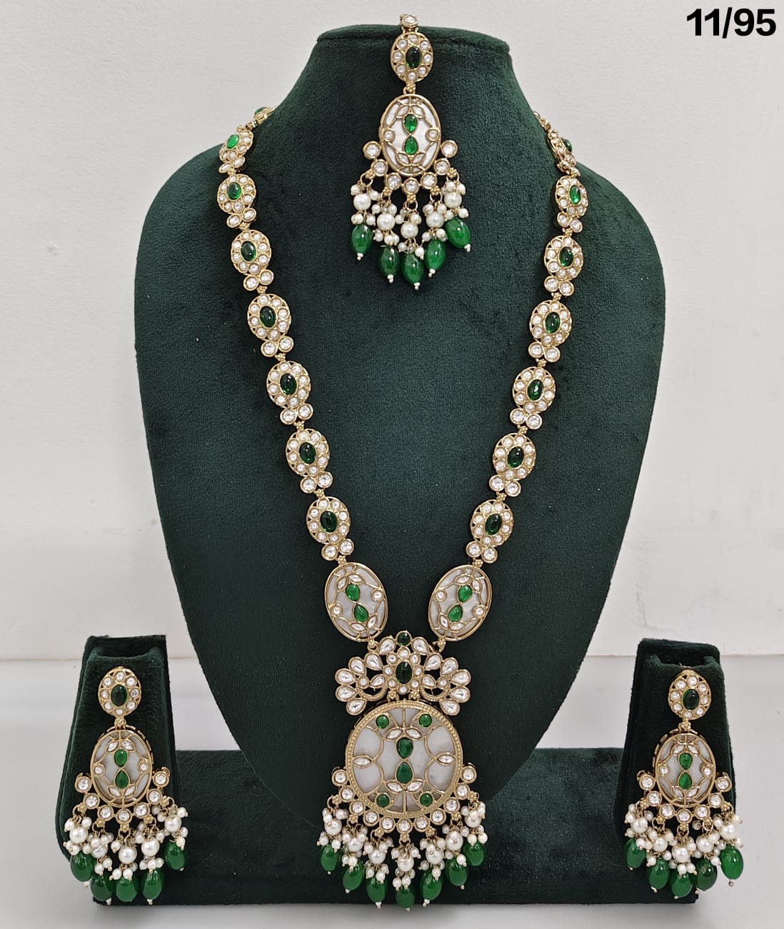Traditional Kundan Necklace and Earring Set with Beaded Detailing