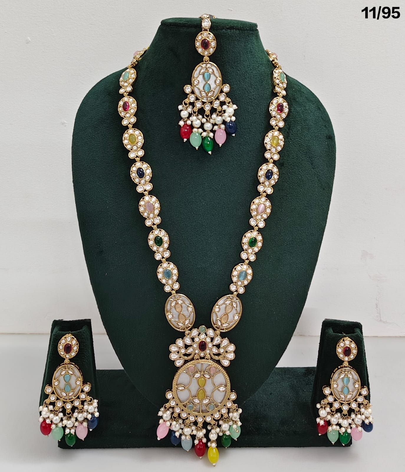 Traditional Kundan Necklace and Earring Set with Beaded Detailing