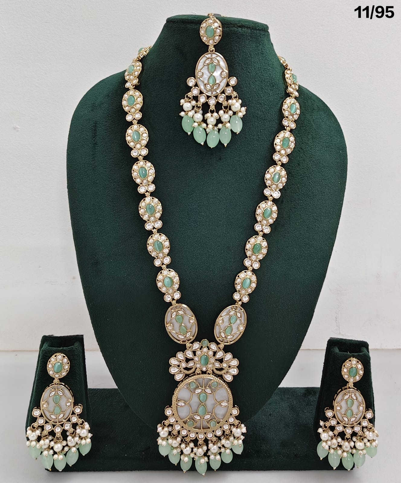 Traditional Kundan Necklace and Earring Set with Beaded Detailing