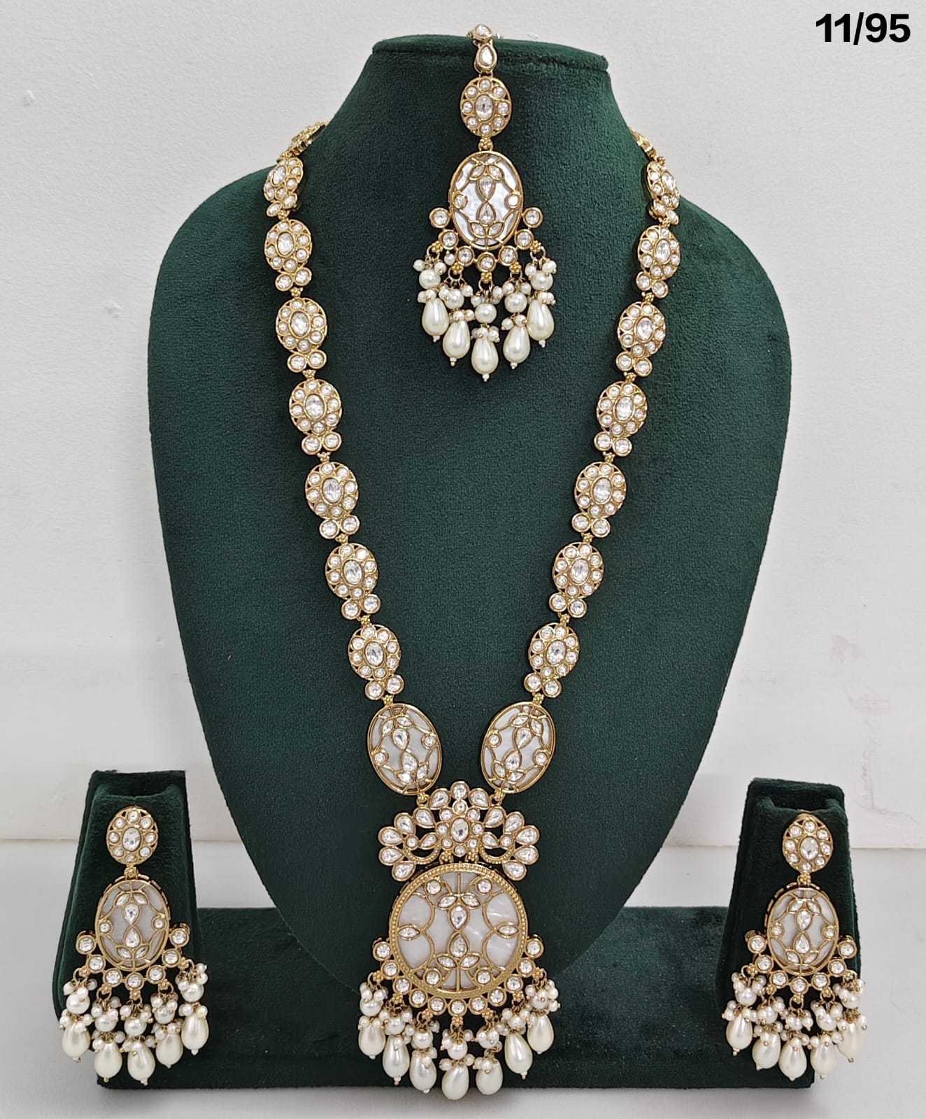Traditional Kundan Necklace and Earring Set with Beaded Detailing