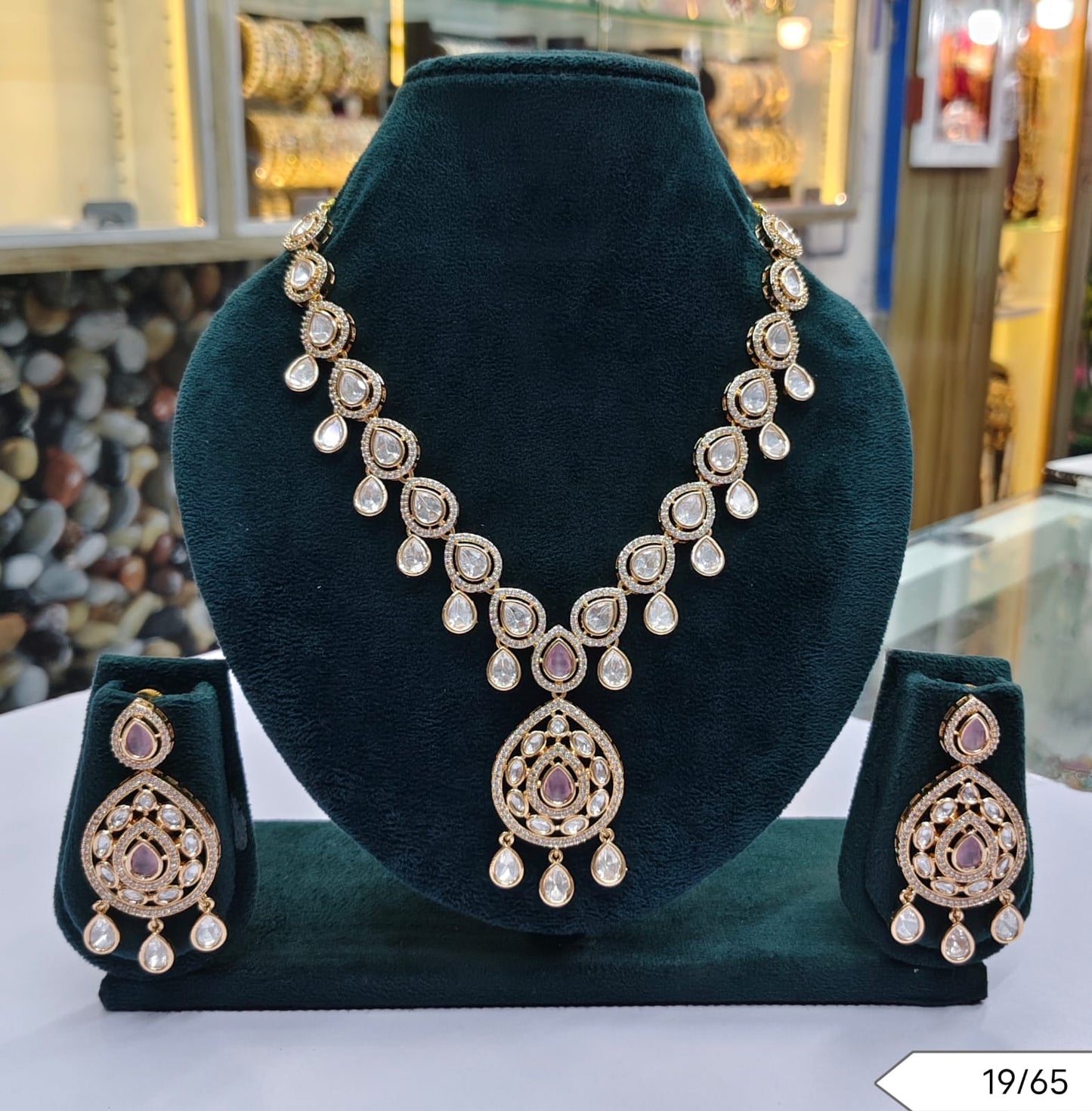 Graceful Kundan Teardrop Necklace & Earring Set