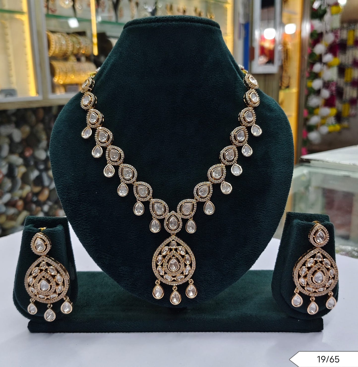 Graceful Kundan Teardrop Necklace & Earring Set