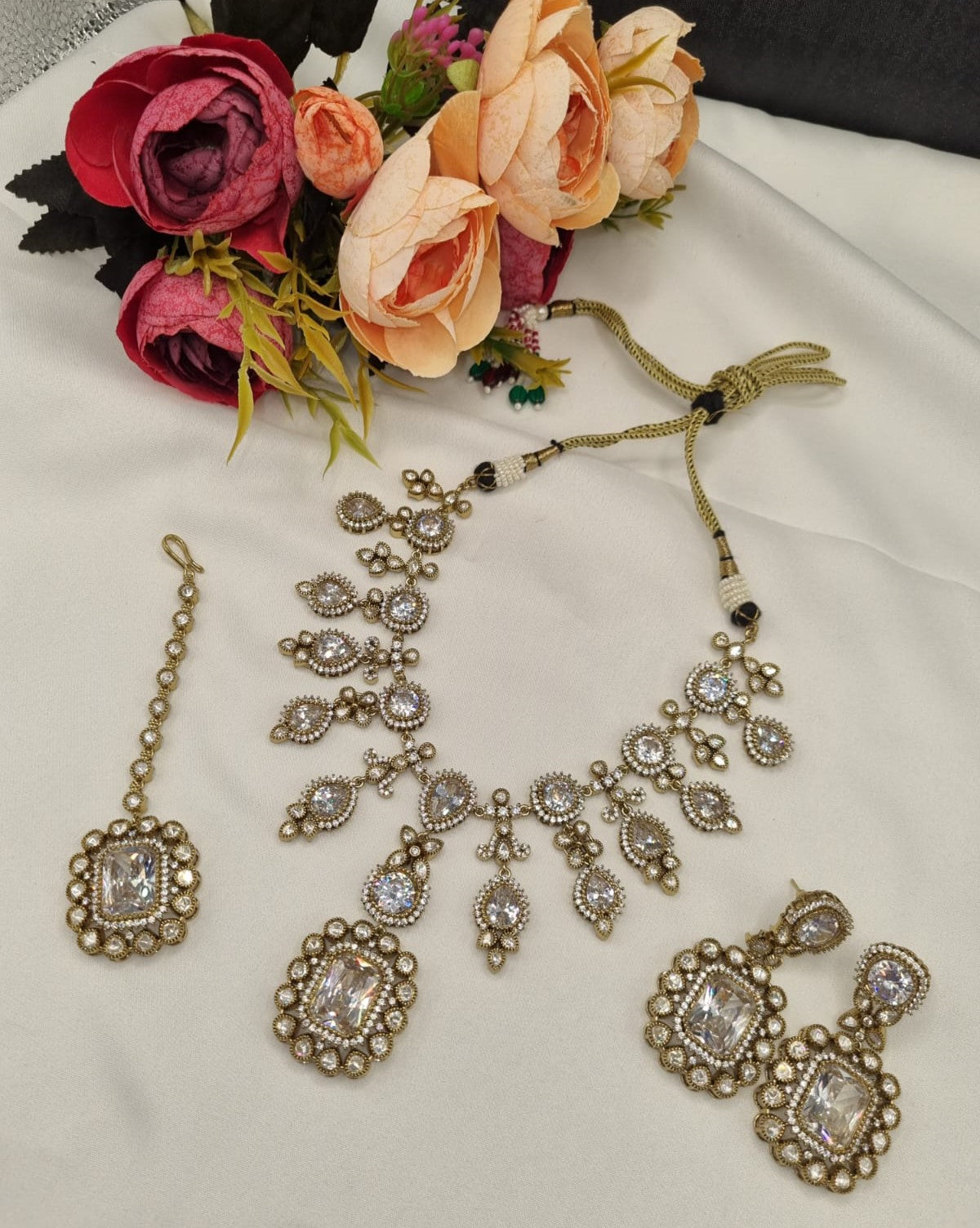 Traditional Kundan Jewellery Set with Earrings & Maang Tikka
