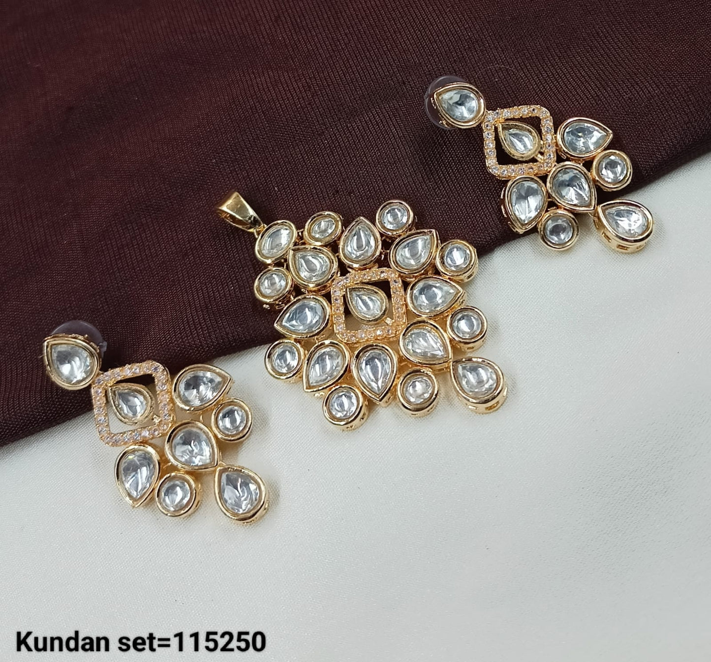 Elegant Kundan Pendant Set with Intricate Detailing and Matching Earrings