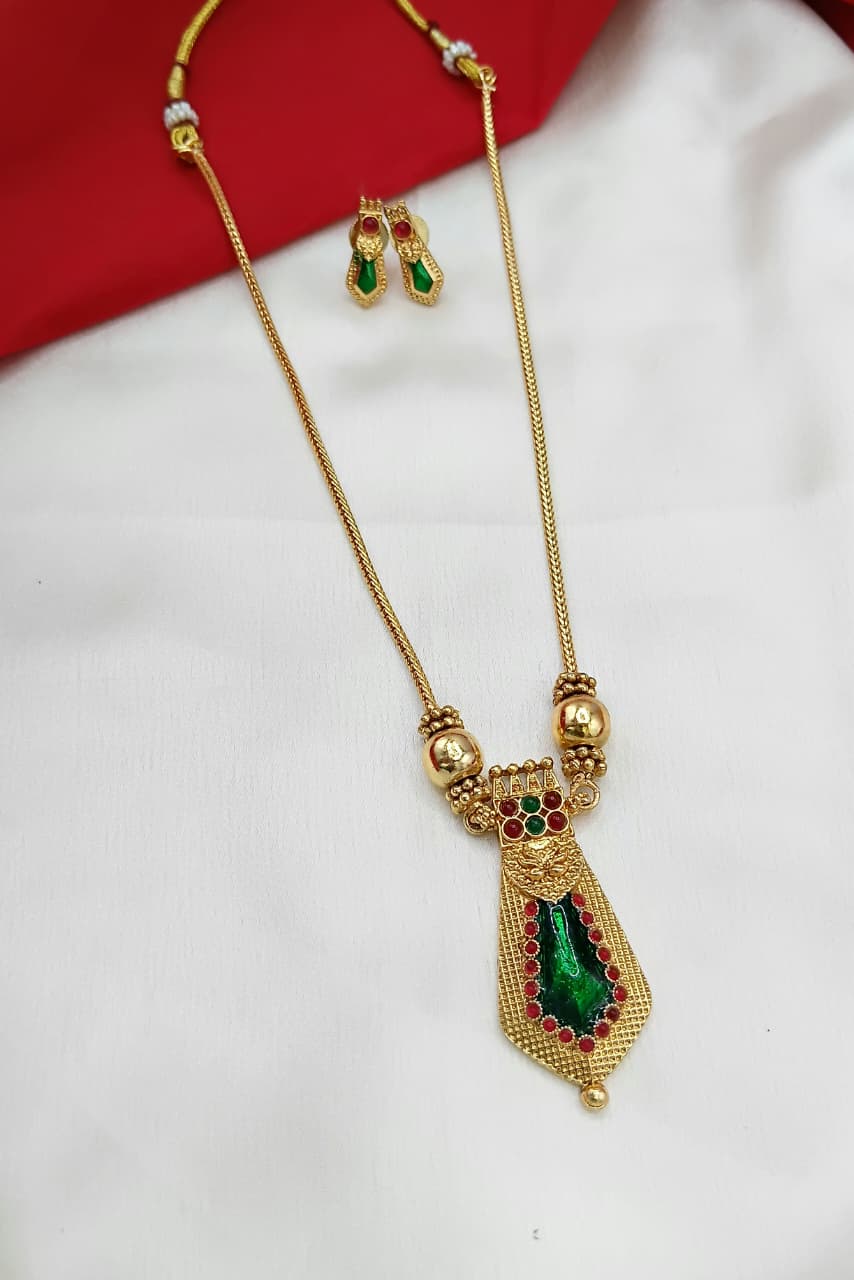 Sleek Ruby Red Kemp Pendant Necklace with Textured Gold Accents