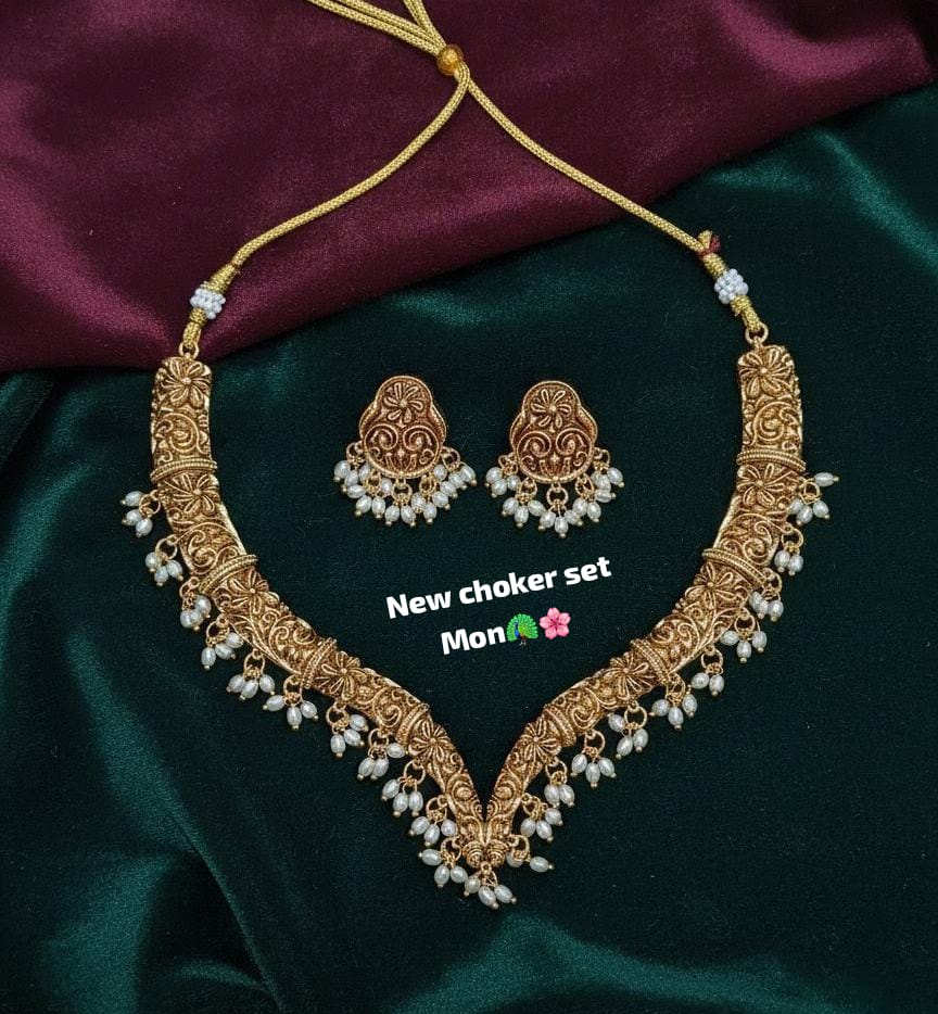 Traditional Antique Matte Gold V-Shape Choker Set