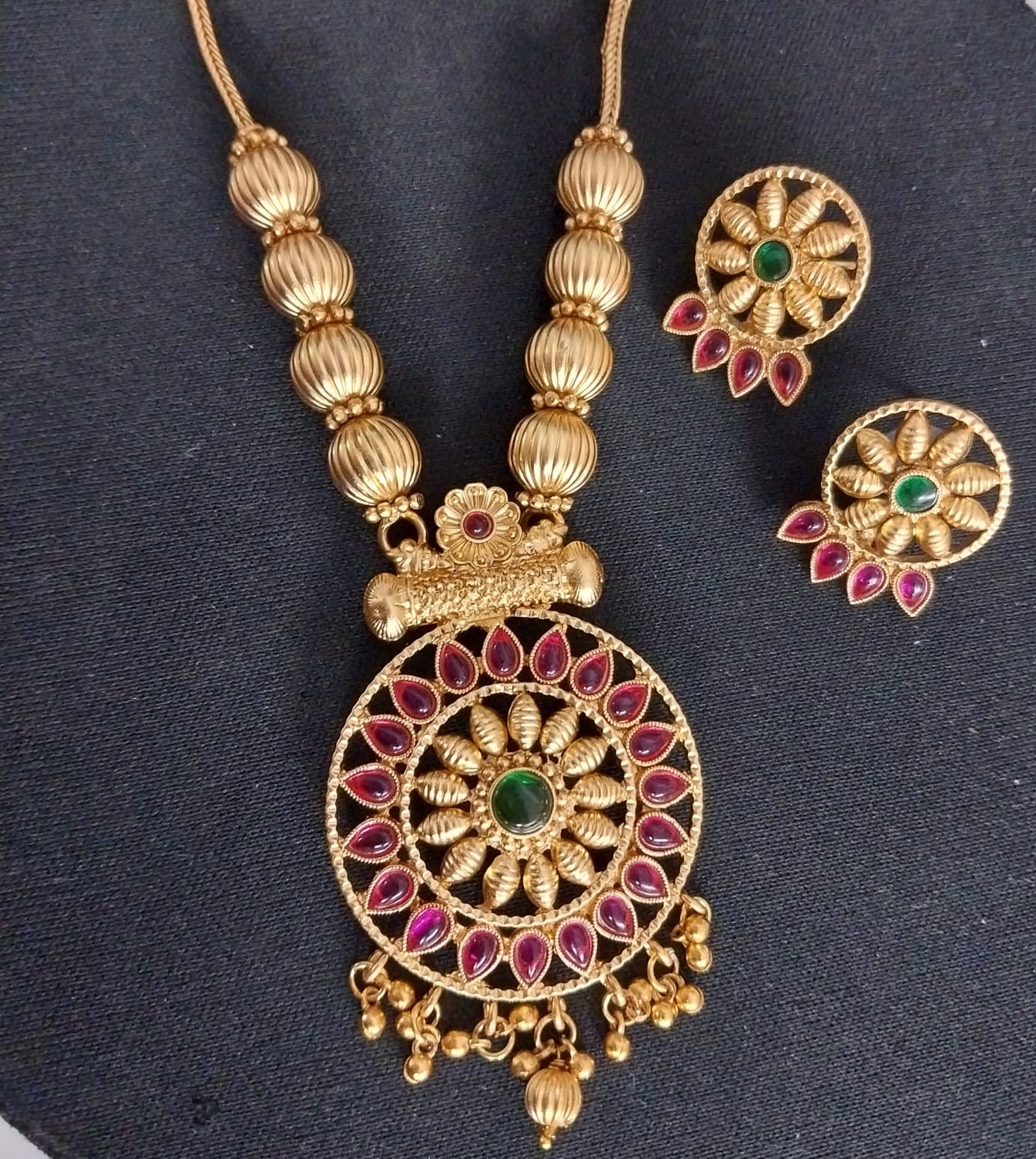 Sunburst Chakra Pendant Ruby & Green Kemp Stones Necklace Set