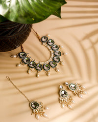 Oversized Pachi Kundan Choker with Green Meenakari Borders