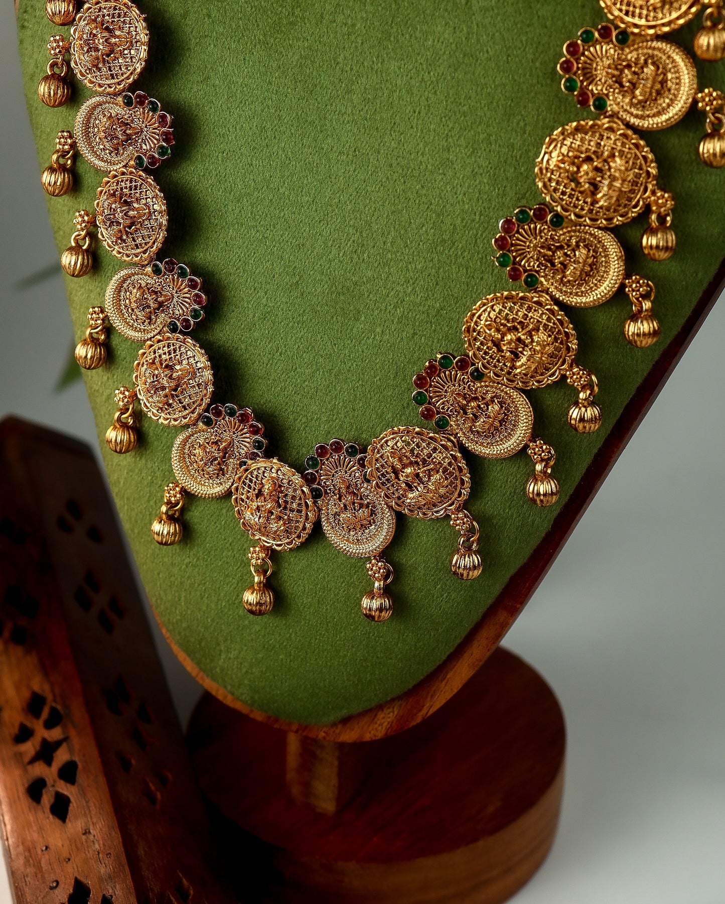 Oval Lakshmi  Kemp Stone Temple Jewellery Set