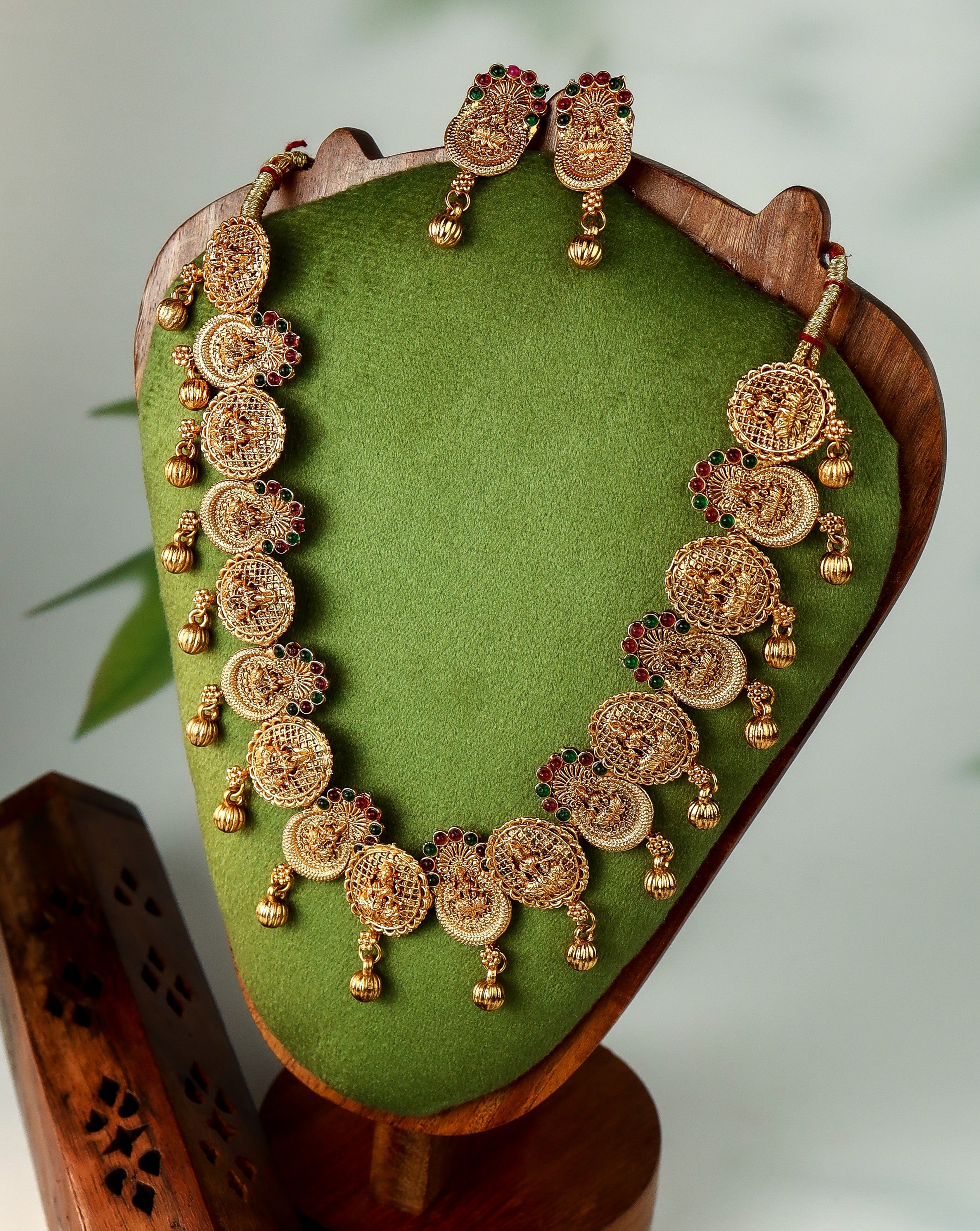 Oval Lakshmi  Kemp Stone Temple Jewellery Set