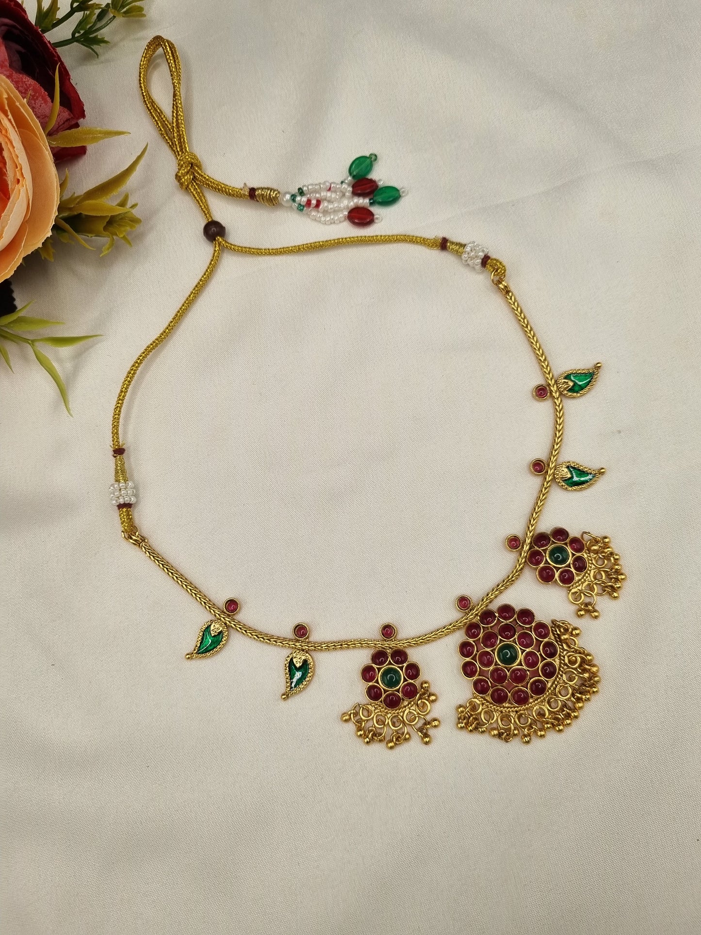 SUTHON STYLE FLORAL & LEAF CHARM NECKLACE SET