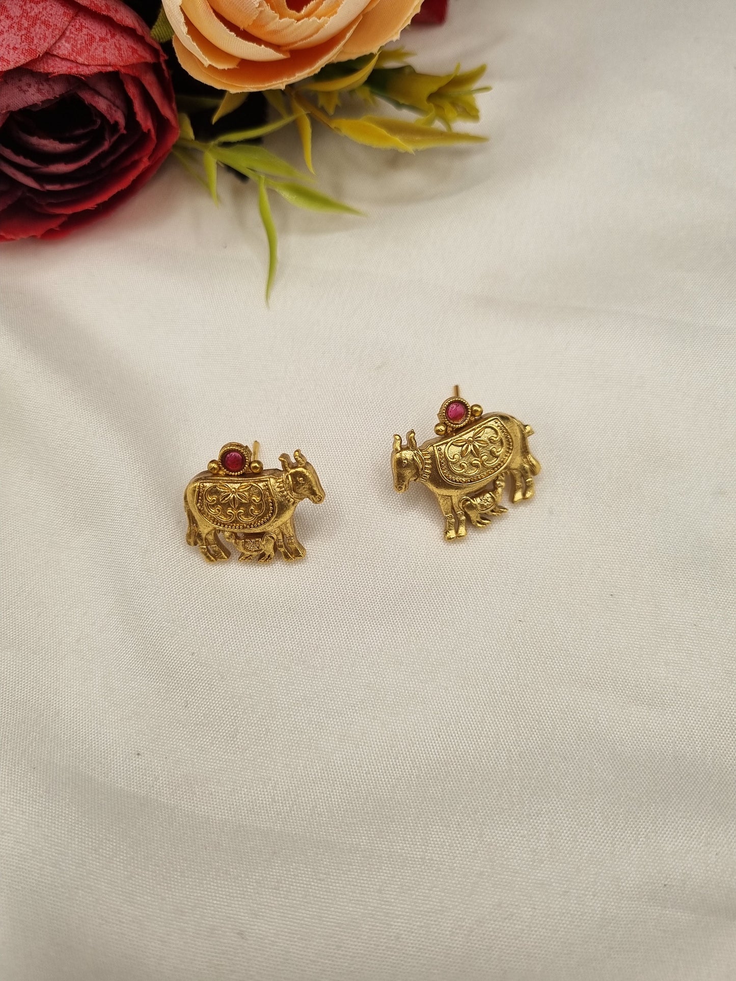 Suthon Style Cow Motif Necklace Set