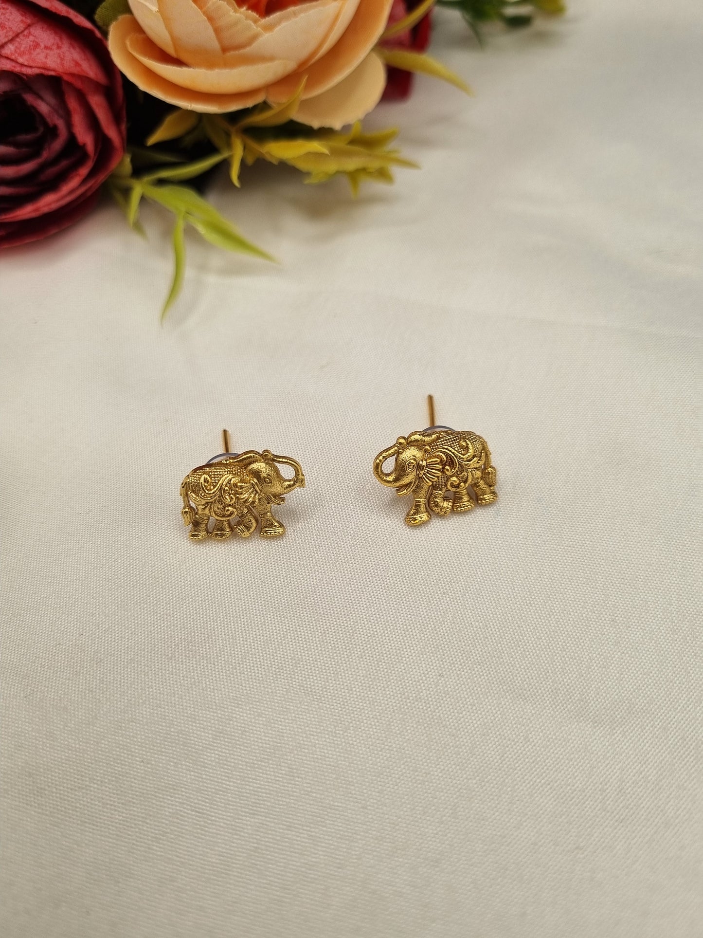 SUTHON GOLD FINISH ELEPHANT MOTIF NECKLACE SET WITH MATCHING STUDS