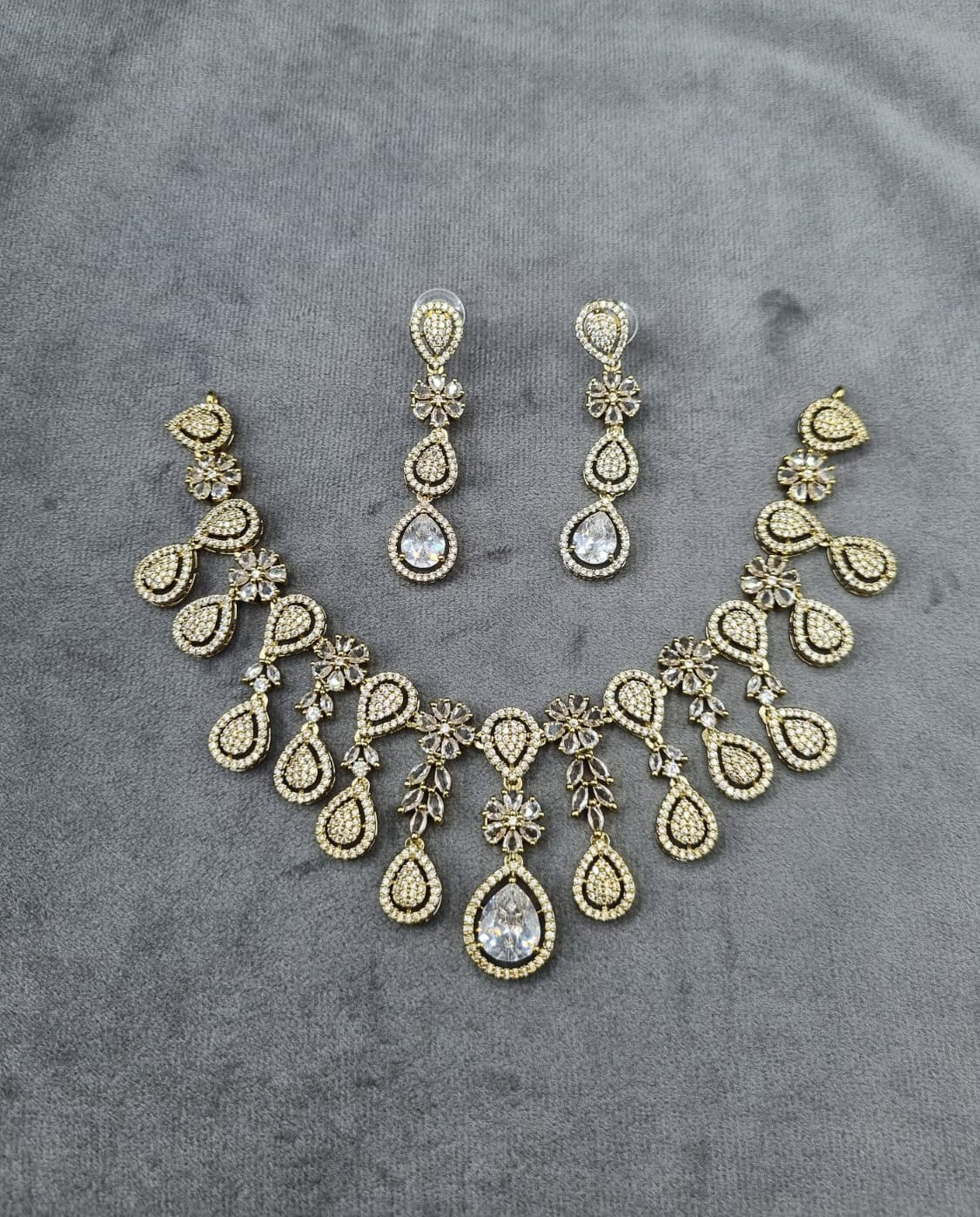 Vintage Floral Pear-Drop Necklace Set