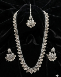 The Emerald Empress Long Pearl Set