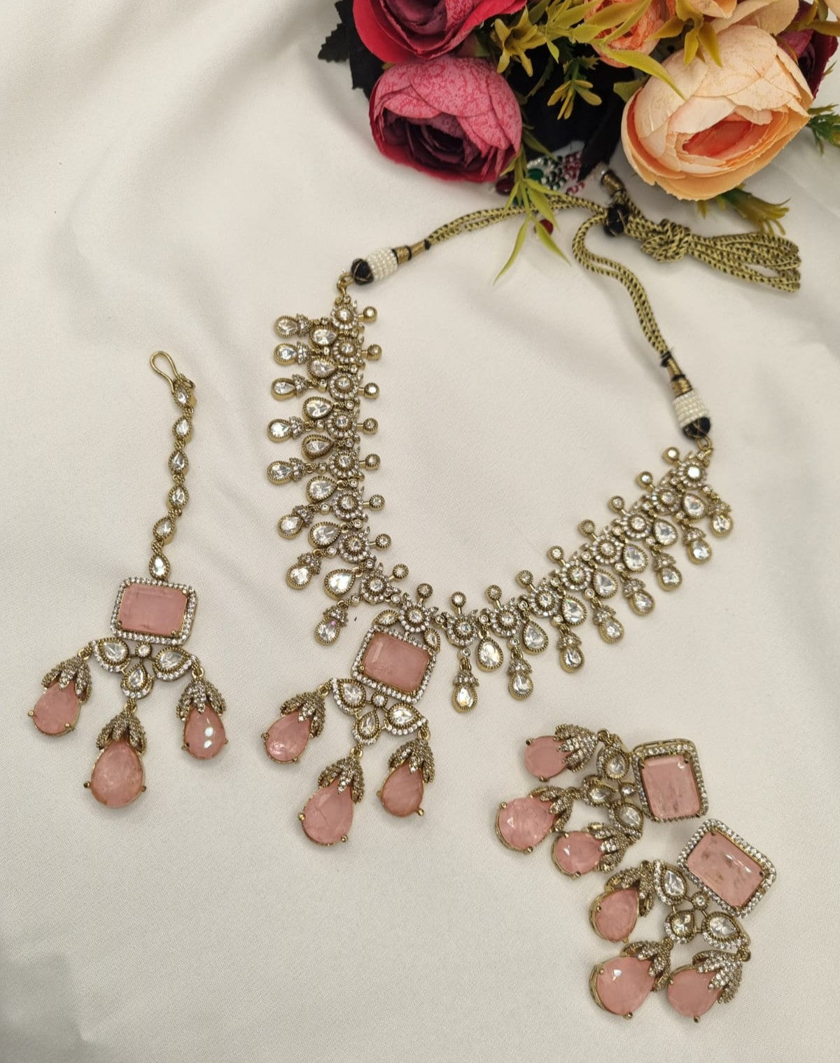 Kundan Choker, Drop Earrings & Maang Tikka Ensemble