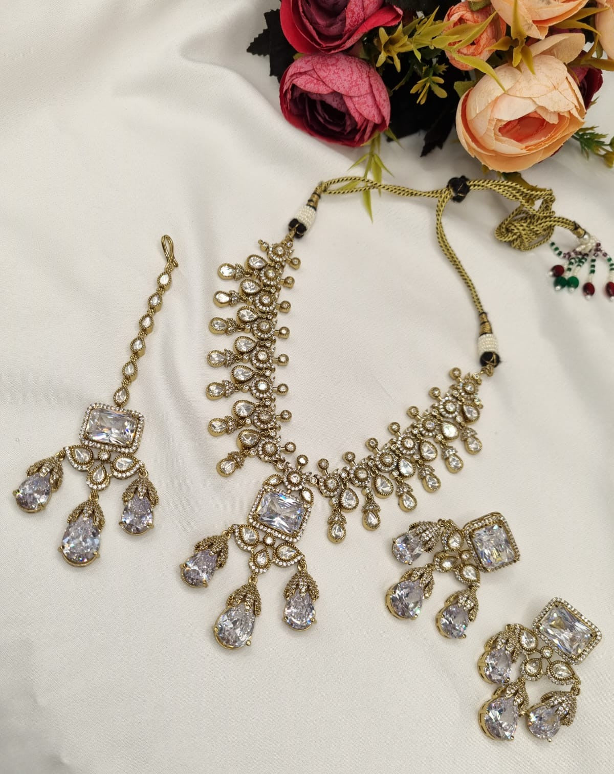 Kundan Choker, Drop Earrings & Maang Tikka Ensemble