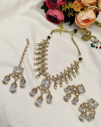 Kundan Choker, Drop Earrings & Maang Tikka Ensemble