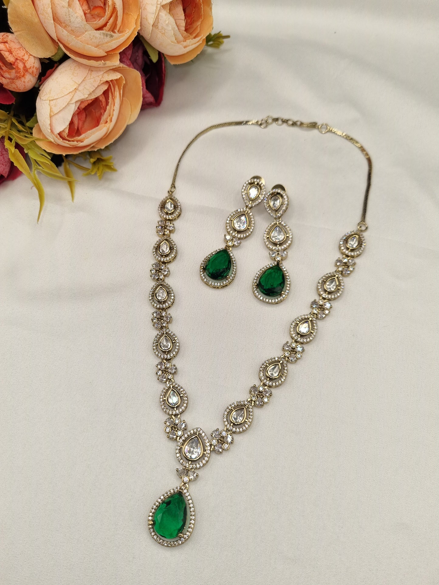 Sleek Heritage Kundan Pendant and Earring Set