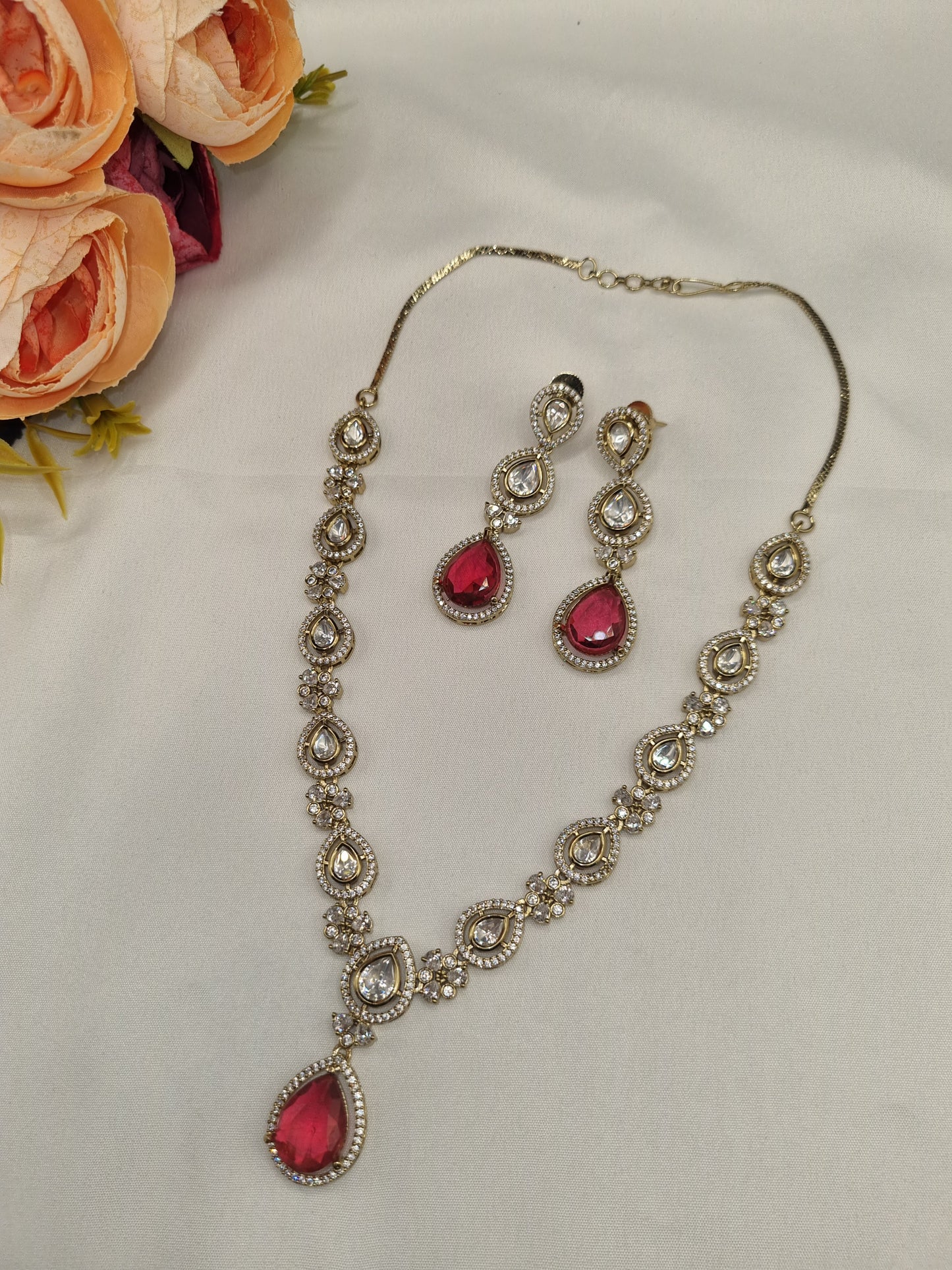 Sleek Heritage Kundan Pendant and Earring Set