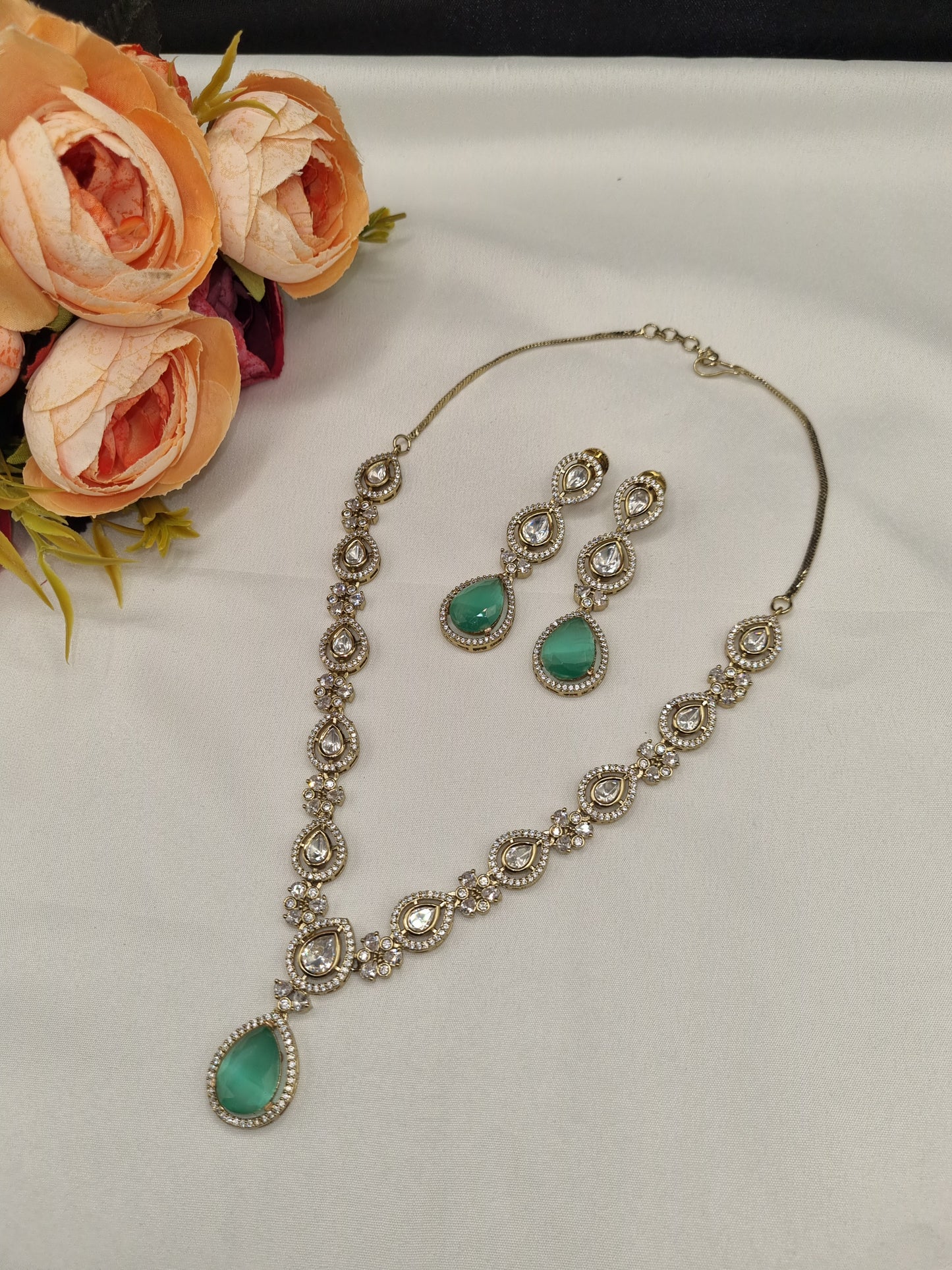 Sleek Heritage Kundan Pendant and Earring Set