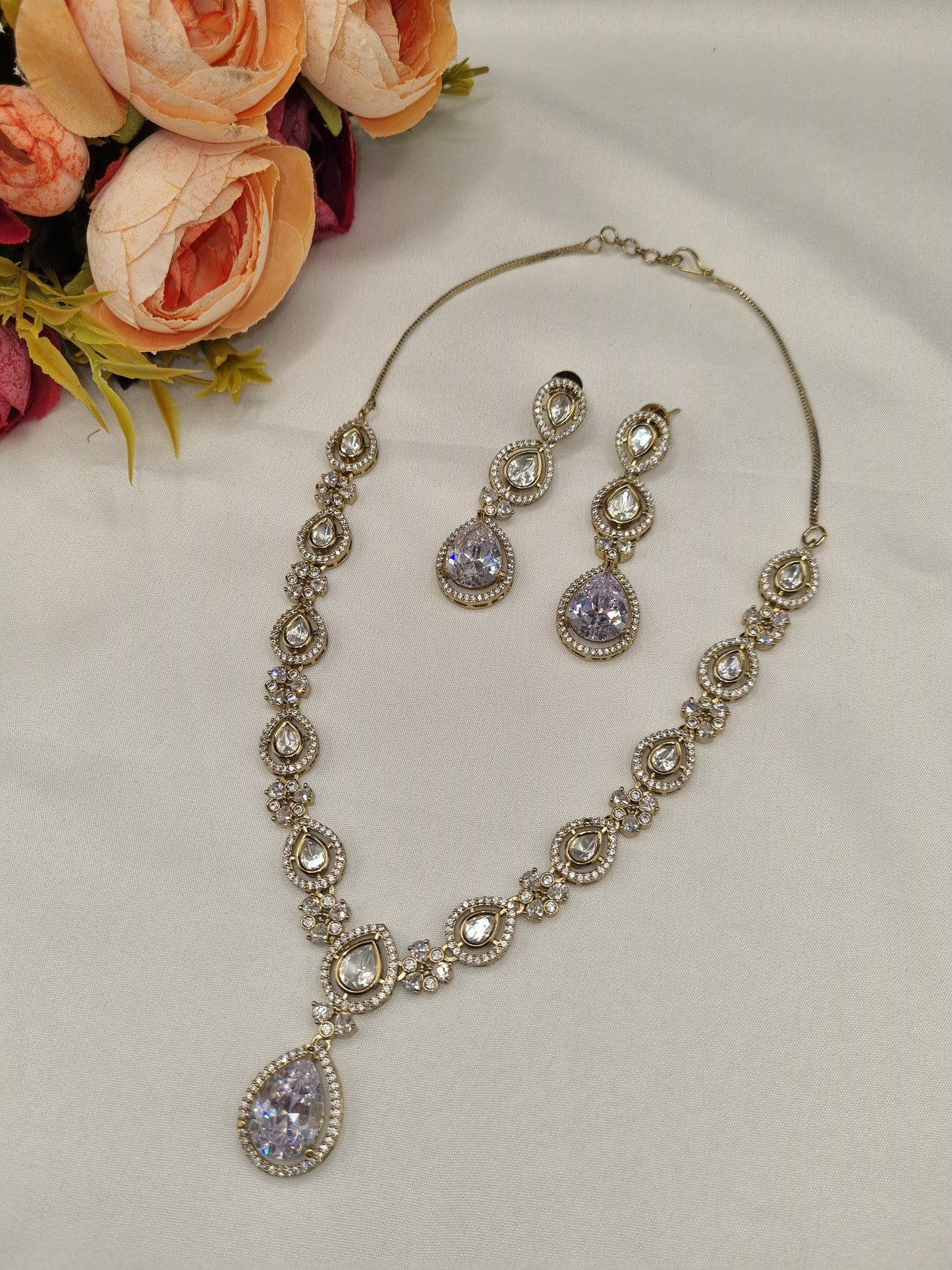 Sleek Heritage Kundan Pendant and Earring Set