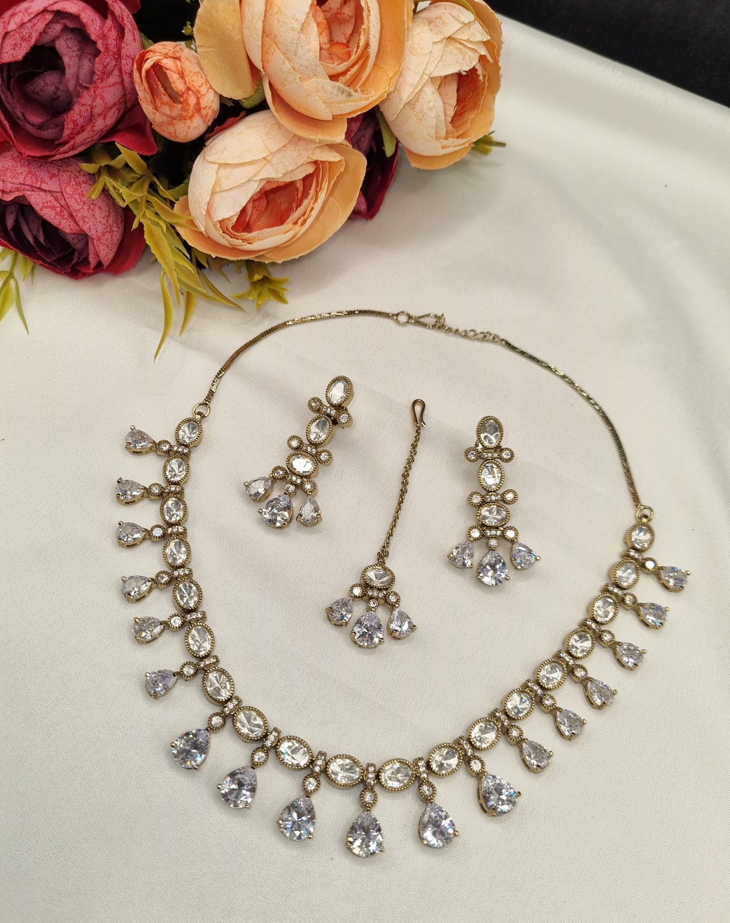 Sleek Heritage Kundan Droplet Necklace Set
