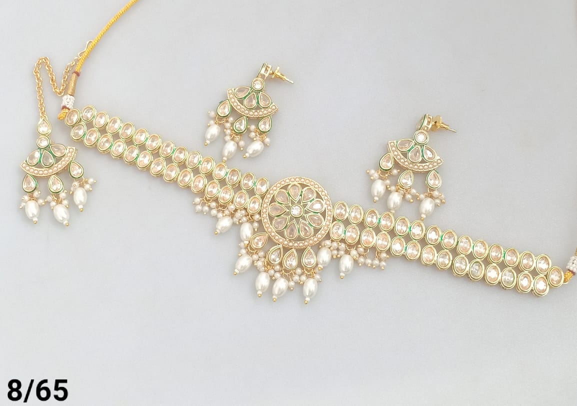 Choker Gold-Plated Kundan Jewellery Set Matching Earrings & Maang Tikka