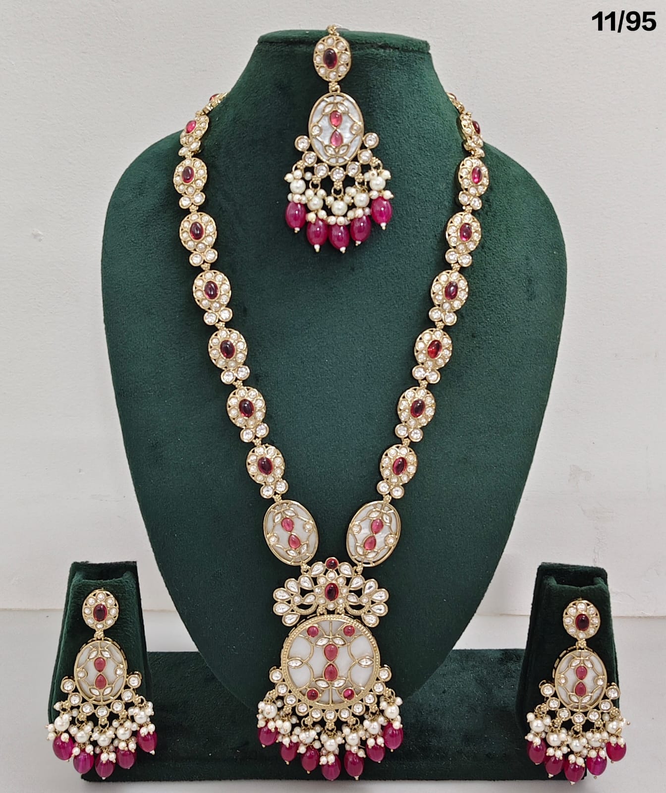 Traditional Kundan Necklace and Earring Set with Beaded Detailing