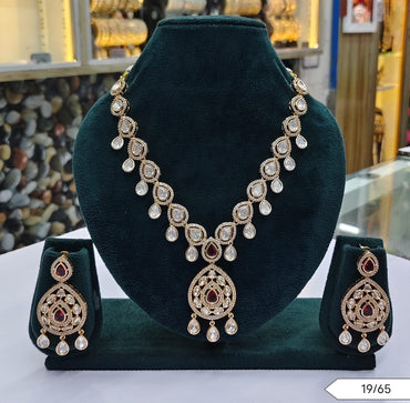 Graceful Kundan Teardrop Necklace & Earring Set