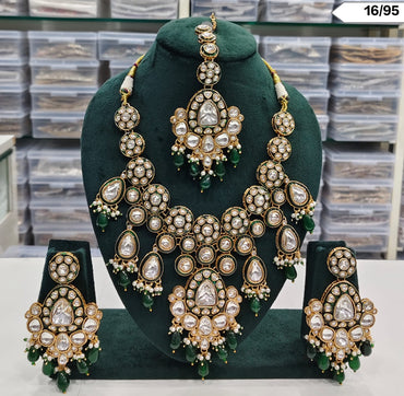 Kundan Bridal Jewellery Set with Maang Tikka & Earrings - Lucentemarket