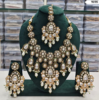 Kundan Bridal Jewellery Set with Maang Tikka & Earrings - Lucentemarket