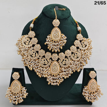 Grand Kundan Bridal Necklace Set with Beaded Pearls & Matching Earrings – Maang Tikka Included
