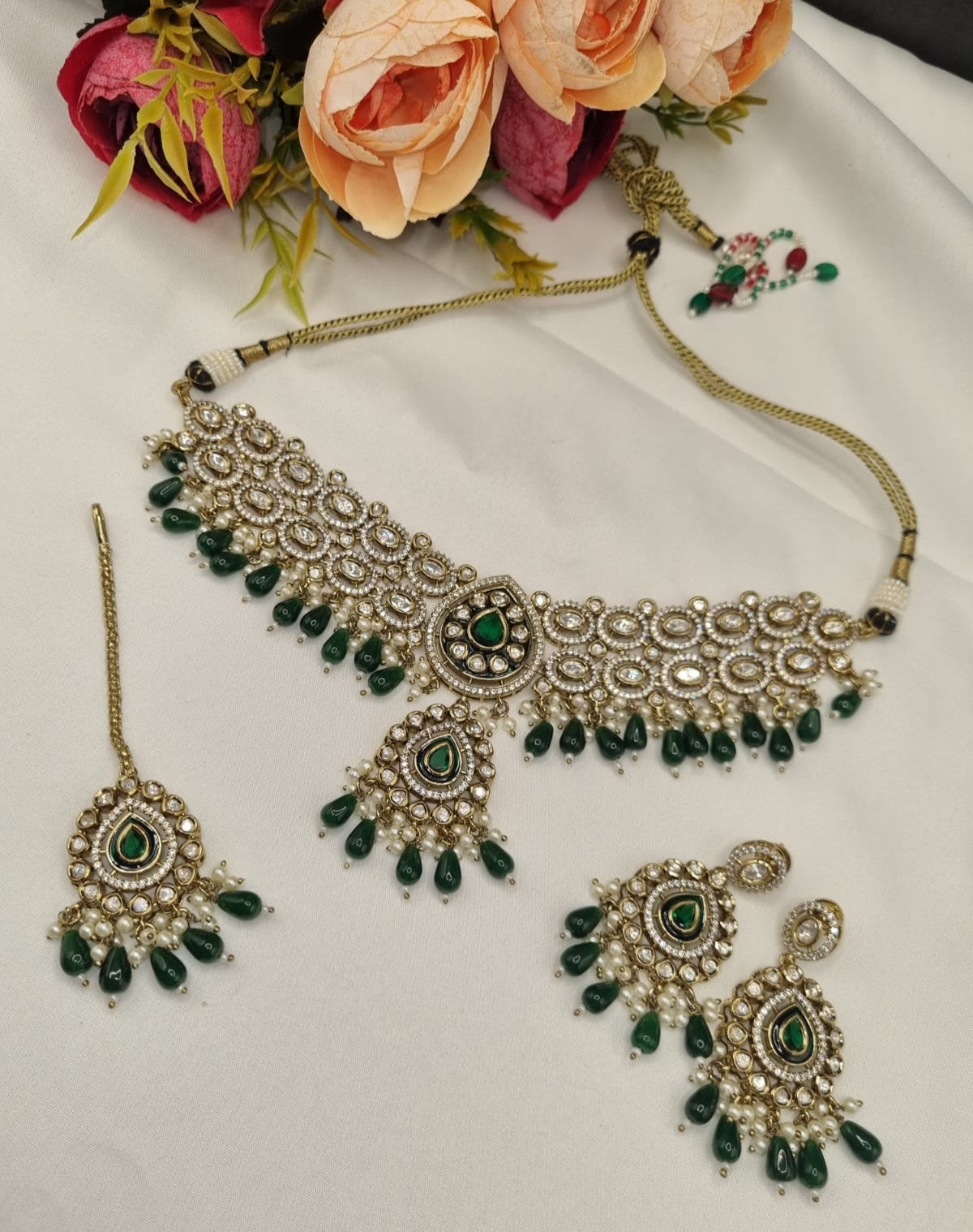 Elegant Kundan Choker Jewellery Set