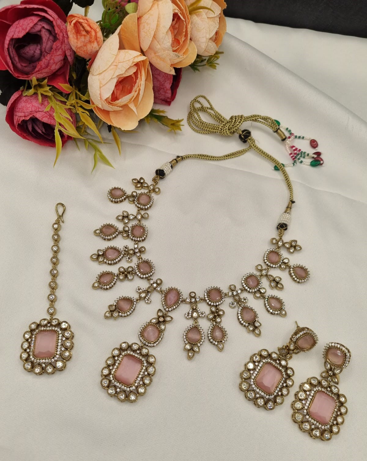 Traditional Kundan Jewellery Set with Earrings & Maang Tikka