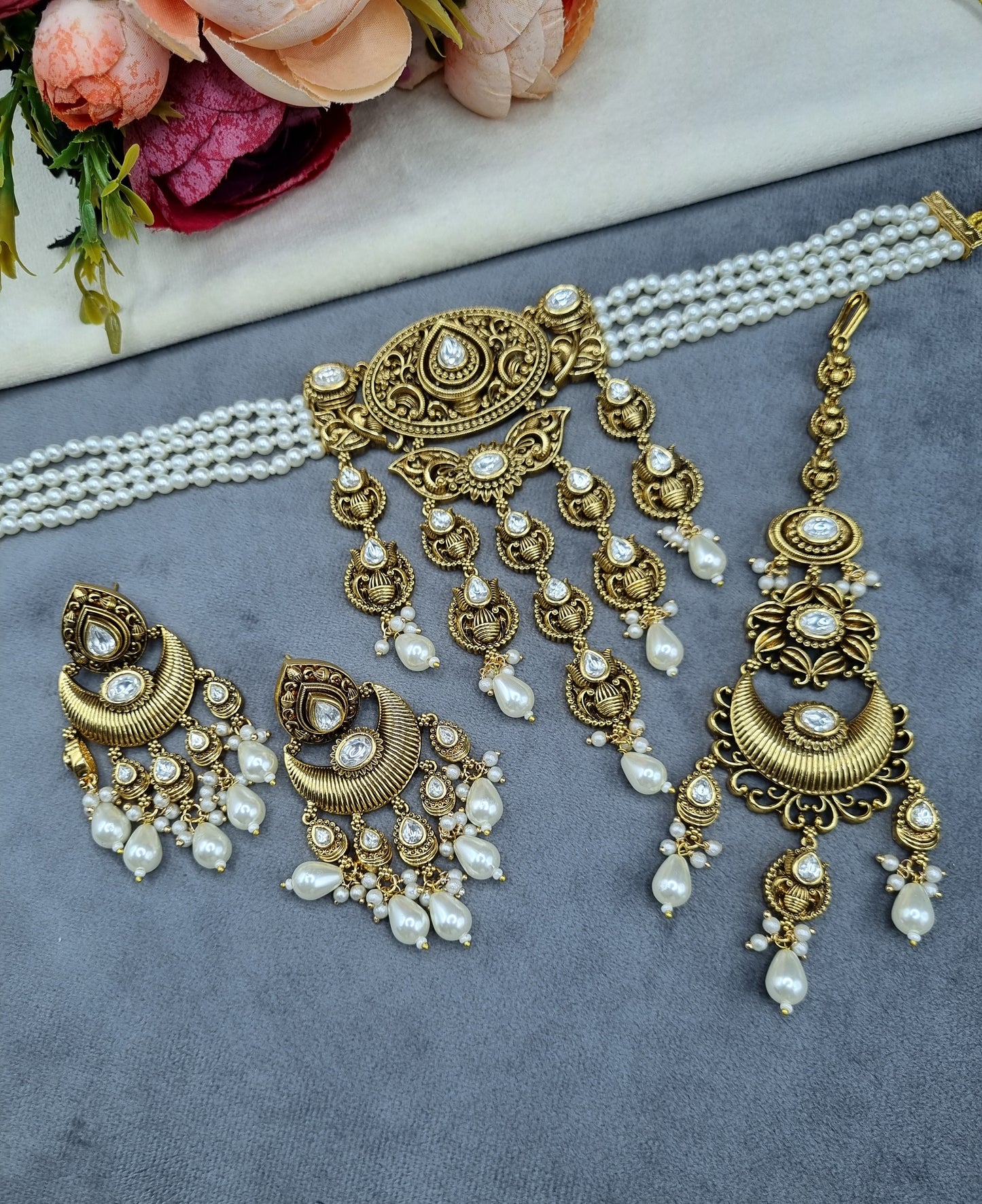 Antique Gold Kundan Choker Set with Earrings & Maang Tikka