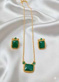 Elegant Emerald Green Stone Pendant Set with Gold Bead Border