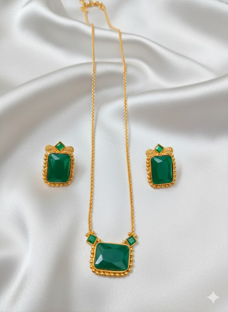 Elegant Emerald Green Stone Pendant Set with Gold Bead Border