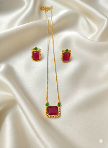 Elegant Emerald Green Stone Pendant Set with Gold Bead Border
