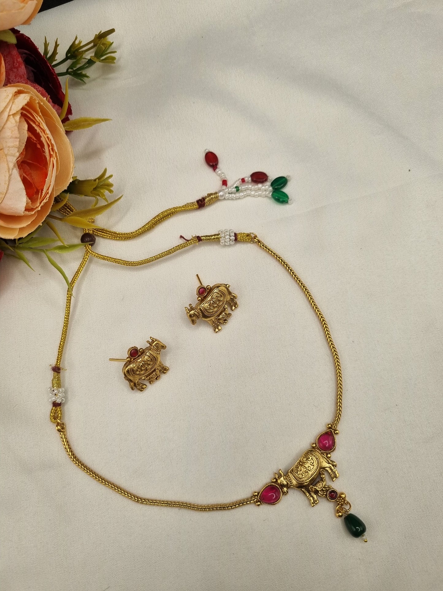 Suthon Style Cow Motif Necklace Set